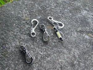 Nahaufnahme der Mini-Metall-Federhaken und Schlüsselanhänger für EDC-Ausrüstung.