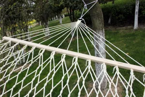 Hangmat van katoenen touw met houten spreidstok voor buiten, tuin en slaapzaal gebruik.