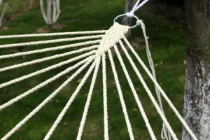 Close-up detail van katoenen touw hangmat ophangring en geweven knoop, duurzaam buitendeel.