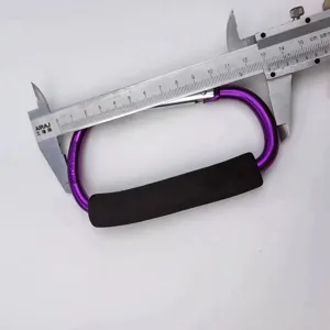 Gedetailleerd weergave van paarse aluminium karabijnhaak met zwarte schuimhandgreep en meter.