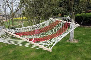 Comfortabele buiten katoenen touwhangmat met houten spreidstokken voor tuin en camping.