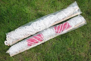 Katoenen touwhangmat voor buiten met houten spreidstangen voor ontspanning in de tuin.