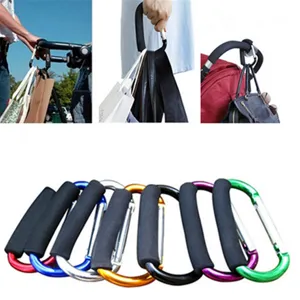 Multifunctionele aluminium karabijnhaak met schuimstof handgreep voor kinderwagen, detail.