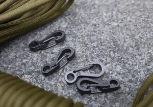 Nahaufnahme von Mini Metall Feder Karabiner Haken, EDC taktische Ausrüstung Schlüsselanhänger.