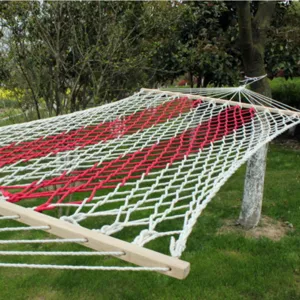 Comfortabele hangmat van katoentouw met houten spreidstokken voor buiten in de tuin.