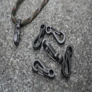 Nahaufnahme schwarzer Mini-Metallkarabiner mit Feder, ideal für EDC Ausrüstung und stabile Schlüssel.