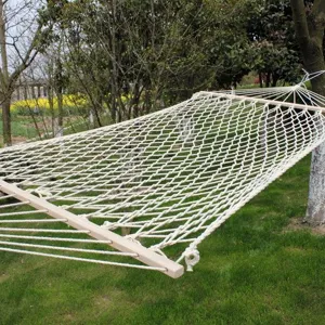 Buiten geweven katoenen touw hangmat met houten spreidstokken voor tuin balkon en studentenkamer.
