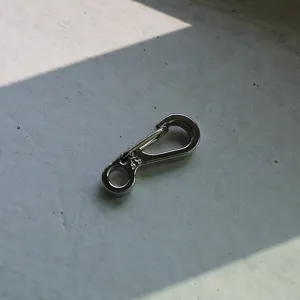 Nahaufnahme Detailansicht des Mini Metall Karabinerhaken Feder Schlüsselanhänger EDC.