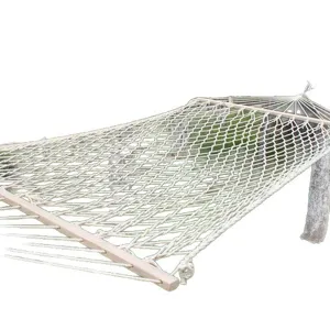 Katoenen touwhangmat met houten spreidstangen voor tuinterras en ontspanning binnen in huis.