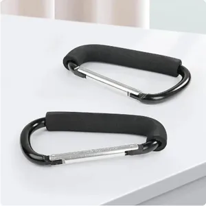 Aluminium karabiner met zachte schuimstof handgreep voor buitengebruik en comfort.