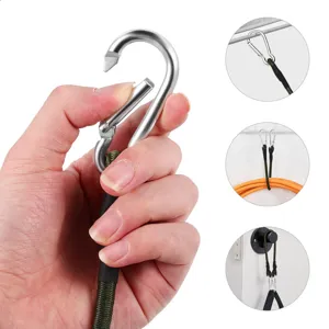 Nahaufnahme des robusten Metallkarabiners und Gummiseils für sicheres Outdoor-Camping.