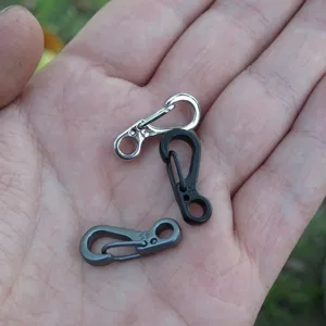 Mini moschettino a molla portachiavi attrezzatura EDC in argento nero e colore canna di fucile.