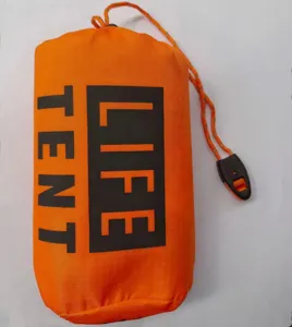 Gros plan détaillé du sac de rangement de tente d'urgence orange avec texte noir et cordon.
