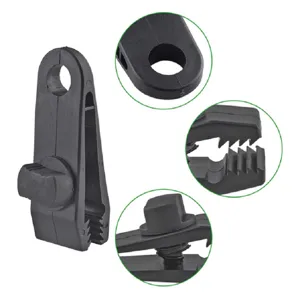 Vue détaillée de la pince de tente en plastique noir avec structure solide et dents robustes.
