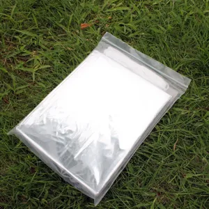 Vue détaillée de la couverture thermique d'urgence en sachet, équipement de survie pour plein air.