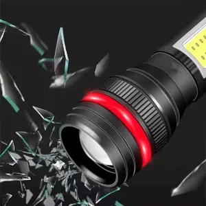 Gros plan détaillé de la lampe de poche LED zoomable avec anneau rouge et optique robuste.