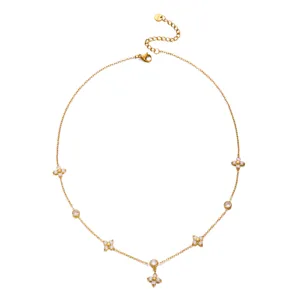 Collier élégant en acier inoxydable doré avec fleurs à quatre pétales et zircons