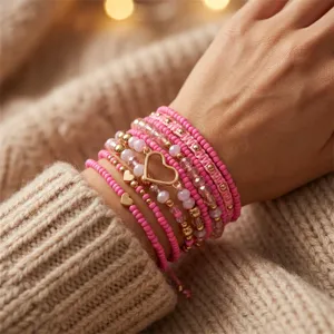 Detailansicht eines 10-teiligen rosa Herz-Perlenarmband-Sets für den Valentinstag