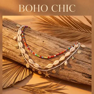 Dettaglio della catena da corpo stile boho con perle colorate e ciondoli a conchiglia mare