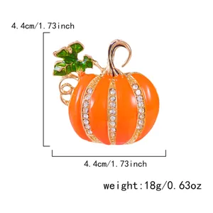 Detailansicht einer orangefarbenen Emaille-Halloween-Kürbisbrosche mit Strassstreifen