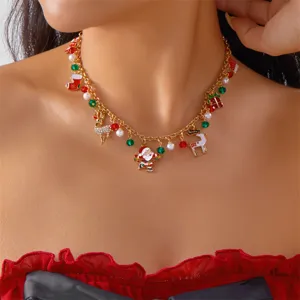 Detailansicht einer festlichen goldenen Weihnachtskette mit Perlen und Weihnachtsmann-Anhängern