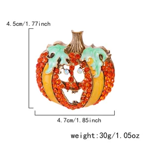 Detailansicht der Halloween-Kürbis-Brosche mit orangefarbenen Strasssteinen und Maßen