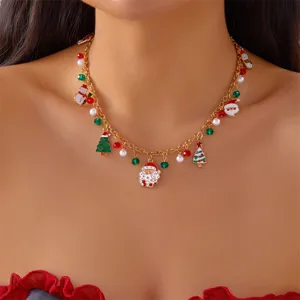 Detailansicht einer festlichen Weihnachtskette mit Weihnachtsmann- und Baum-Anhängern in Gold.