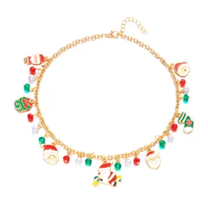 Nahaufnahme einer goldfarbenen Weihnachtskette mit Weihnachtsmann-Anhängern und Perlen
