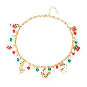 Detailansicht der festlichen Weihnachtskette mit bunten Perlen an der Goldkette