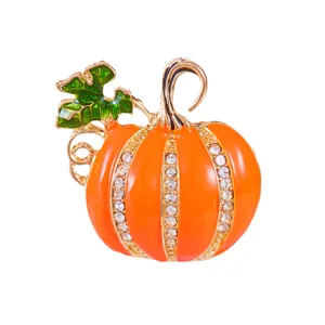 Detaillierte Nahaufnahme einer Halloween Kürbis Brosche mit orangefarbenem Emaille und Kristallen.