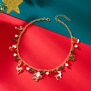 Nahaufnahme einer festlichen goldenen Weihnachtskette mit Weihnachtsmann und Perlen