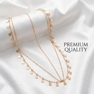 Vue détaillée de la chaîne de cheveux dorée bohème avec pendentifs disques polis