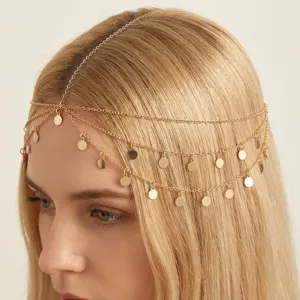 Vue détaillée de la chaîne de tête dorée à plusieurs rangs avec paillettes rondes.