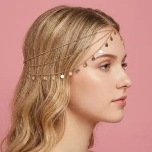Chaîne de tête bohème dorée avec pampilles rondes, portée sur cheveux blonds