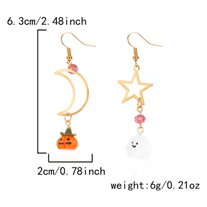 Detalle de pendientes de Halloween con dimensiones de colgantes de fantasma y calabaza