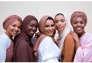 Élégant foulard hijab froissé en rayon uni pour femme, écharpe cache-tête musulmane douce.