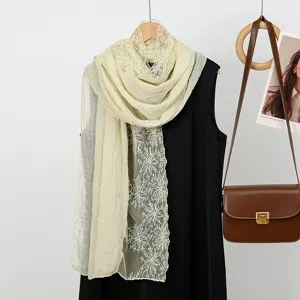 Beige katoen linnen kant geborduurde sjaal voor vrouwen, elegante dunne sjaal voor de herfst.