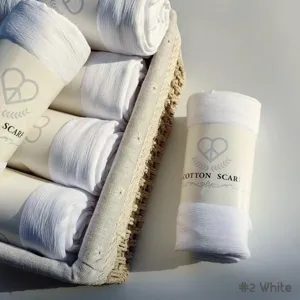 Détail de foulard roulé uni en coton blanc, tissu à froissement naturel pour le cou.