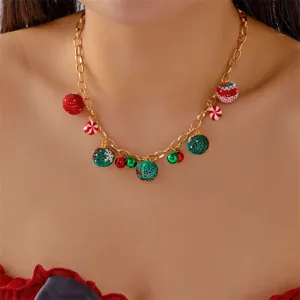 Nahaufnahme einer festlichen Weihnachtskette mit Schneeflockenbällen, Glocken und Süßigkeiten.