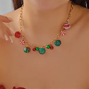 Detailansicht einer weihnachtlichen Halskette mit bunten Kugeln und Glocken an einem Model
