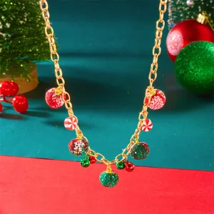 Detailansicht einer Weihnachtskette mit bunten Schneebällen, Süßigkeiten und Glocken