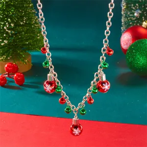 Detailaufnahme einer Weihnachtskette mit rot-grünen Glocken und Schneeflockenanhängern.