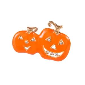 Detailansicht einer orangefarbenen Halloween-Kürbis-Brosche mit Emaille-Finish