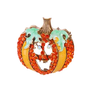 Detailaufnahme der Halloween-Kürbis-Brosche mit orangefarbenen Strasssteinen und Emaille