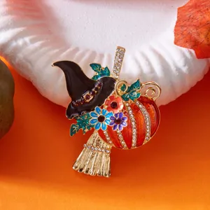 Nahaufnahme einer Halloween Kürbis Hexe Brosche mit glitzernden Emaille und Strass Details