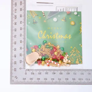 Vista detallada del collar de cristal de Navidad con colgantes y escala de medida