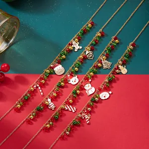 Detalle de collares navideños con dijes de Papá Noel, renos y cuentas de cristal.