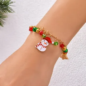 Primer plano de pulsera navideña con colgante de muñeco de nieve y cuentas