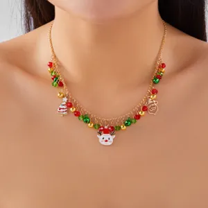 Primer plano de un collar festivo navideño con colgantes de Papá Noel y reno real