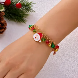 Primer plano de una pulsera de amuletos navideños con Papá Noel y cascabeles